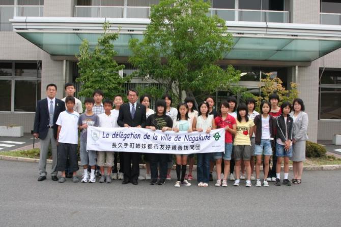 役場の入り口の前で撮影した出発の前の訪問団の記念撮影写真