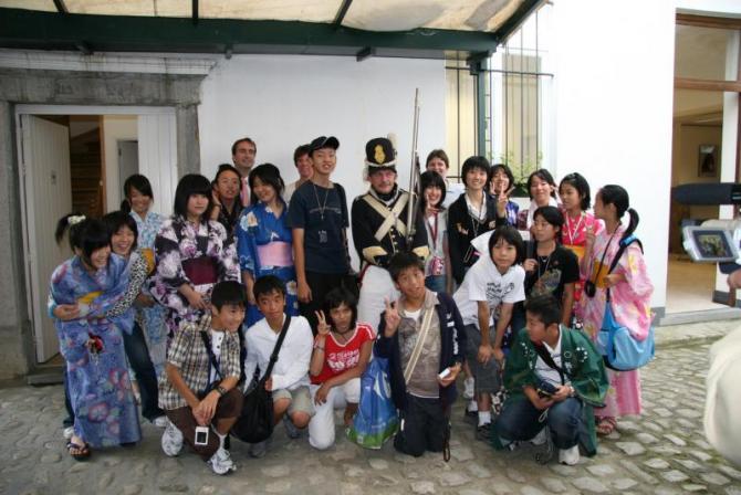 ウェリントン博物館の兵隊の格好をした男性を囲んで撮影した生徒たちの集合写真