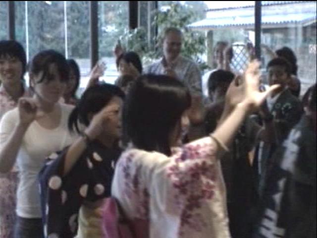 盆踊りを披露している浴衣を着た女子生徒や男子生徒の写真