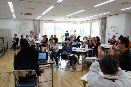 延藤先生が部屋の真ん中で参加者の人達に話をしている写真