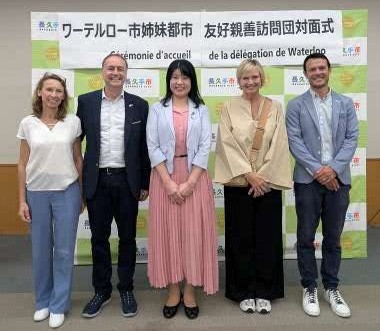 1年ぶりの再会を喜ぶ両市長とワーテルロー市引率者