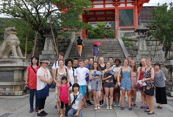 清水寺の石段の前で撮影したワーテルロー市訪問団の集合写真