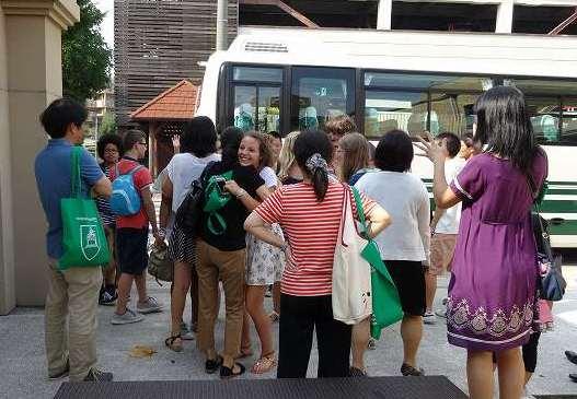 抱き合って最後の別れの時間を過ごしているワーテルロー市訪問団の学生とホストファミリーの写真