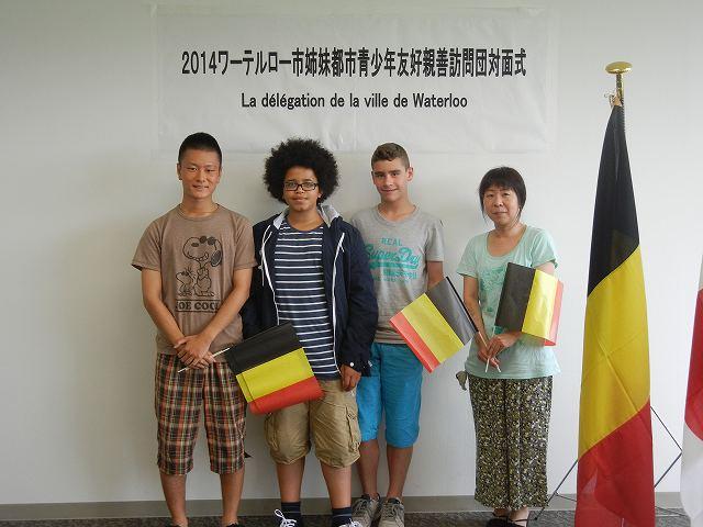 長瀬さん御一家2人と訪問団の男の子2人の写真