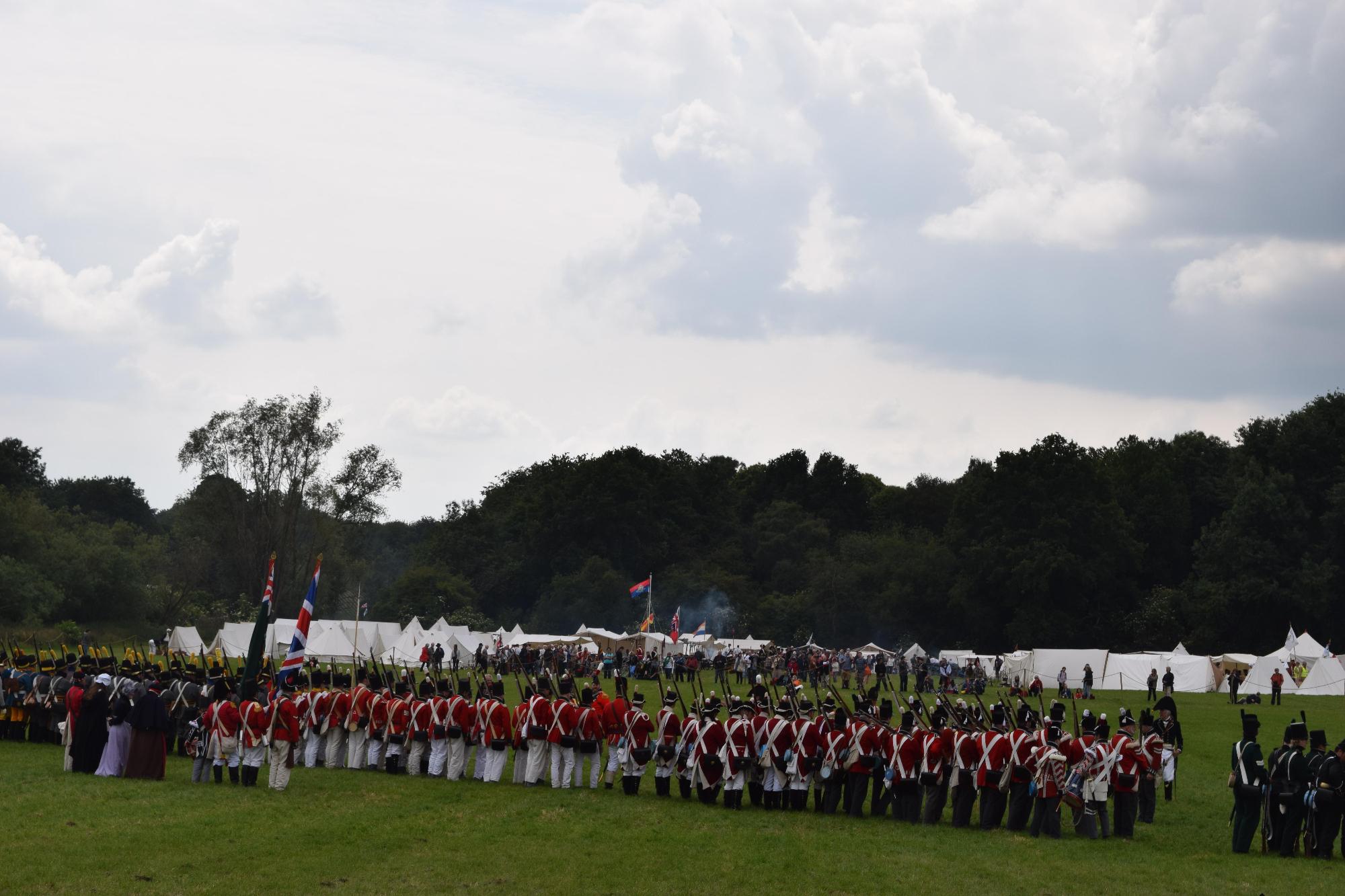 5千人の戦士たちがテントを見学している写真