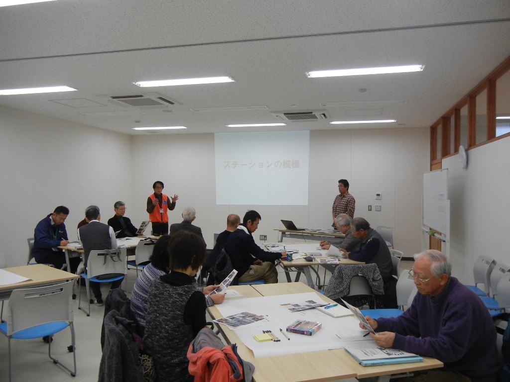 それぞれのグループに分かれ資料作成している方々の写真