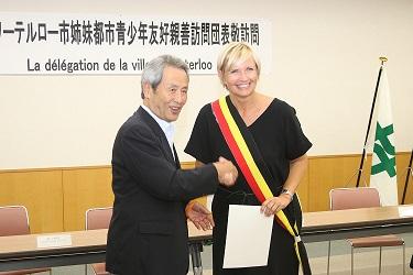 市長とルテール市長市長が笑顔で握手をしている写真