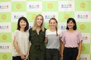 金髪のストレートの女の子とボーダーのティーシャツを着た女の子の両脇にホストファミリーの親子(お母さんと娘)が写っている写真