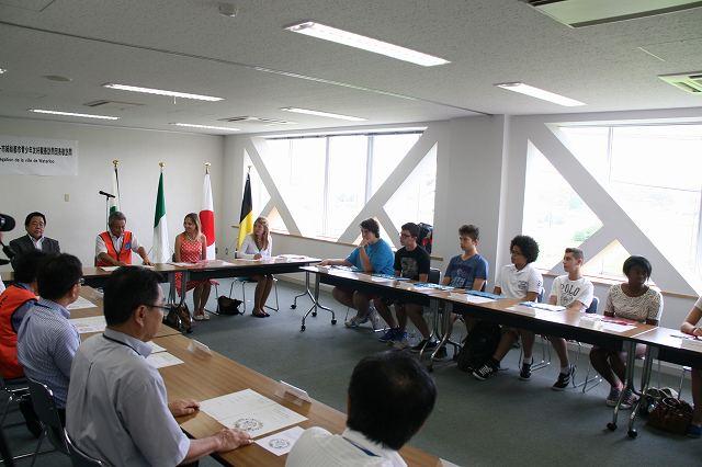 コの字型に並んだ机に着席している長久手市長と職員、ワーテルロー市からの訪問団の写真