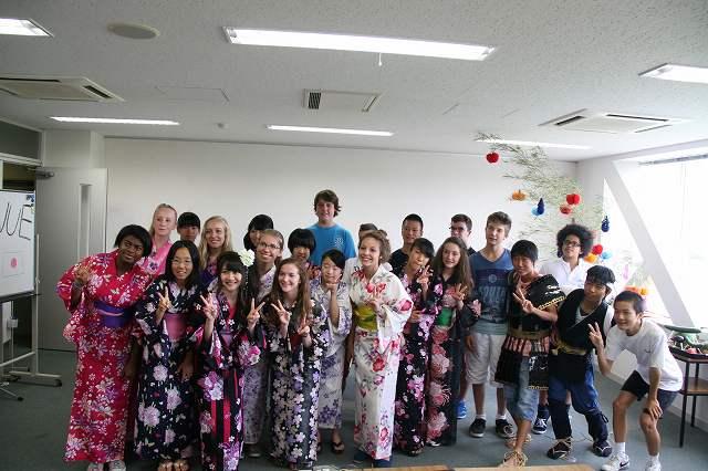 長久手市とワーテルロー市の学生が集合し、女子学生は浴衣を着ている写真。