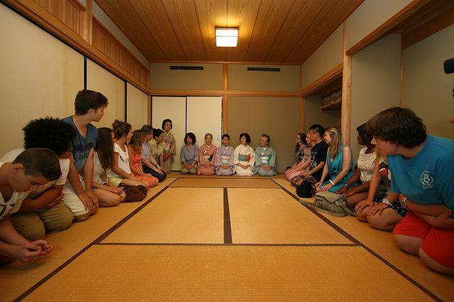 畳の上で正座をして座っているワーテルロー市訪問団の学生たちの写真