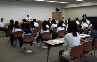 着席して町長の話を聞いている生徒たちと職員の写真
