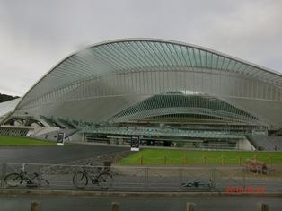 大きな屋根のついたドーム状の建物の写真