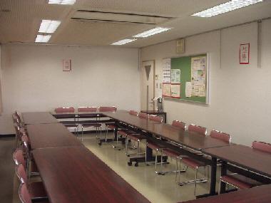 1つの長机に3脚ずつの椅子が設置され、ロの字に並べられている中会議室2の写真