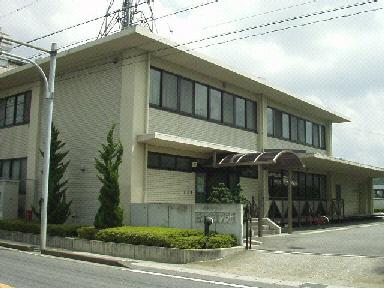2階建ての交流プラザ外観の写真