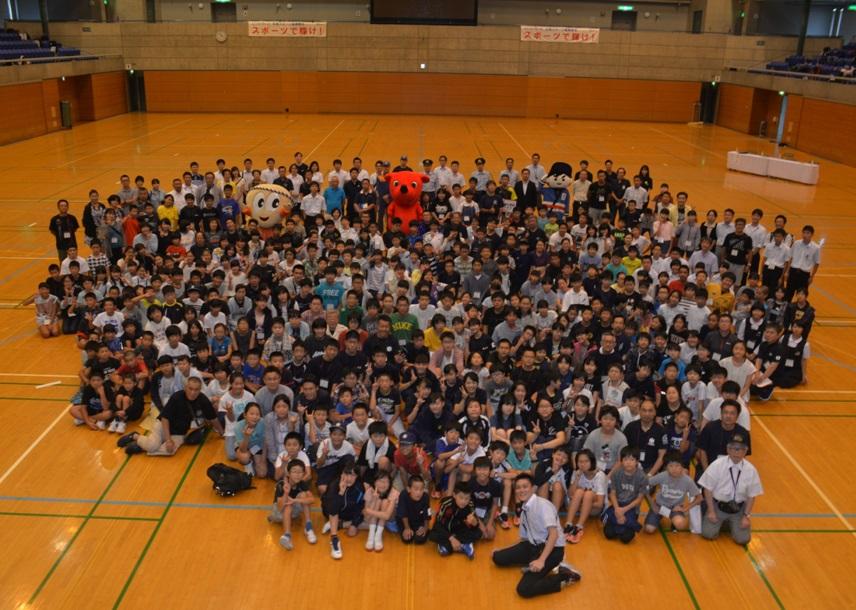 体育館にて少年消防クラブ交流会の参加者全員での集合写真