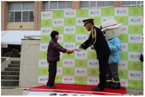 標語川柳で女性が表彰されている写真
