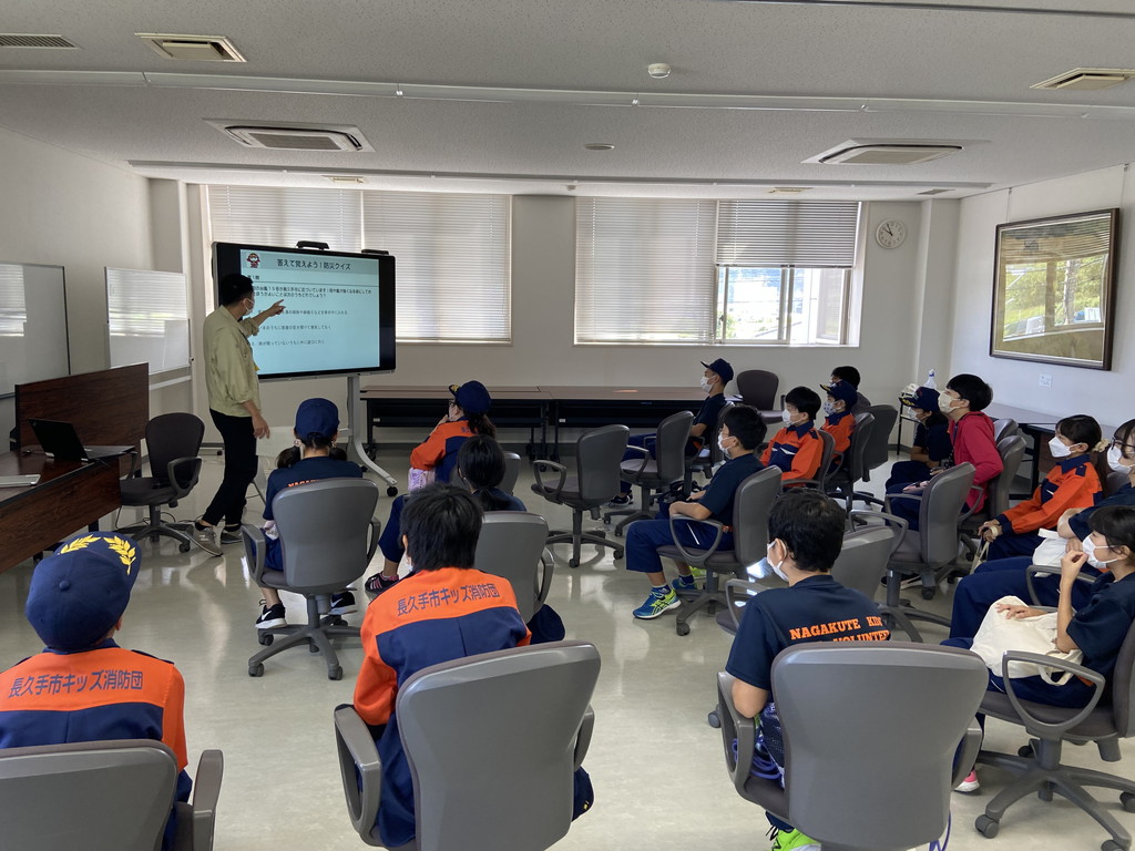 救命講習の説明を受けている長久手市キッズ消防団の写真