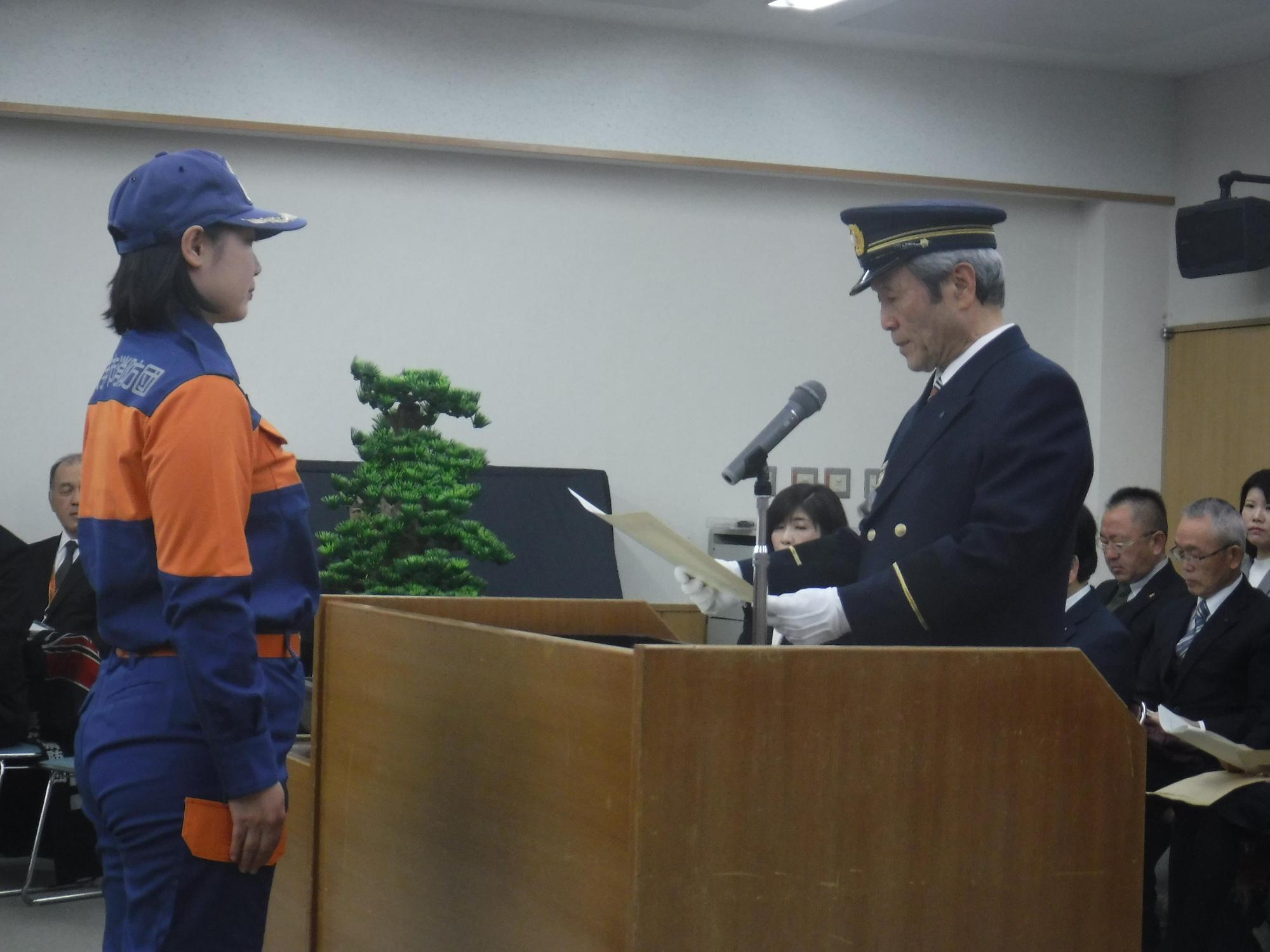 出初式にて女性消防クラブの代表が市長より表彰されている写真