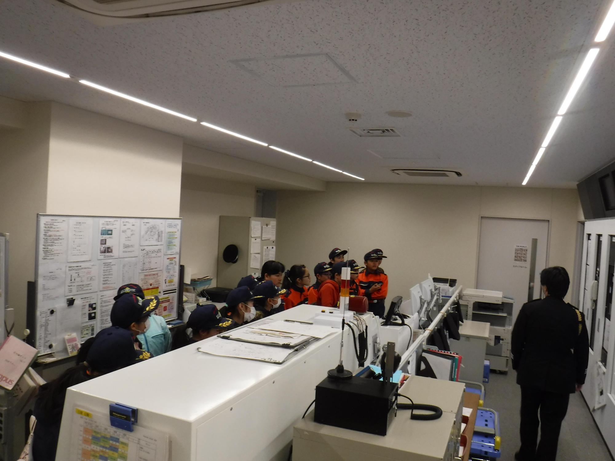 防災センターの中を視察する長久手市キッズ消防団の写真