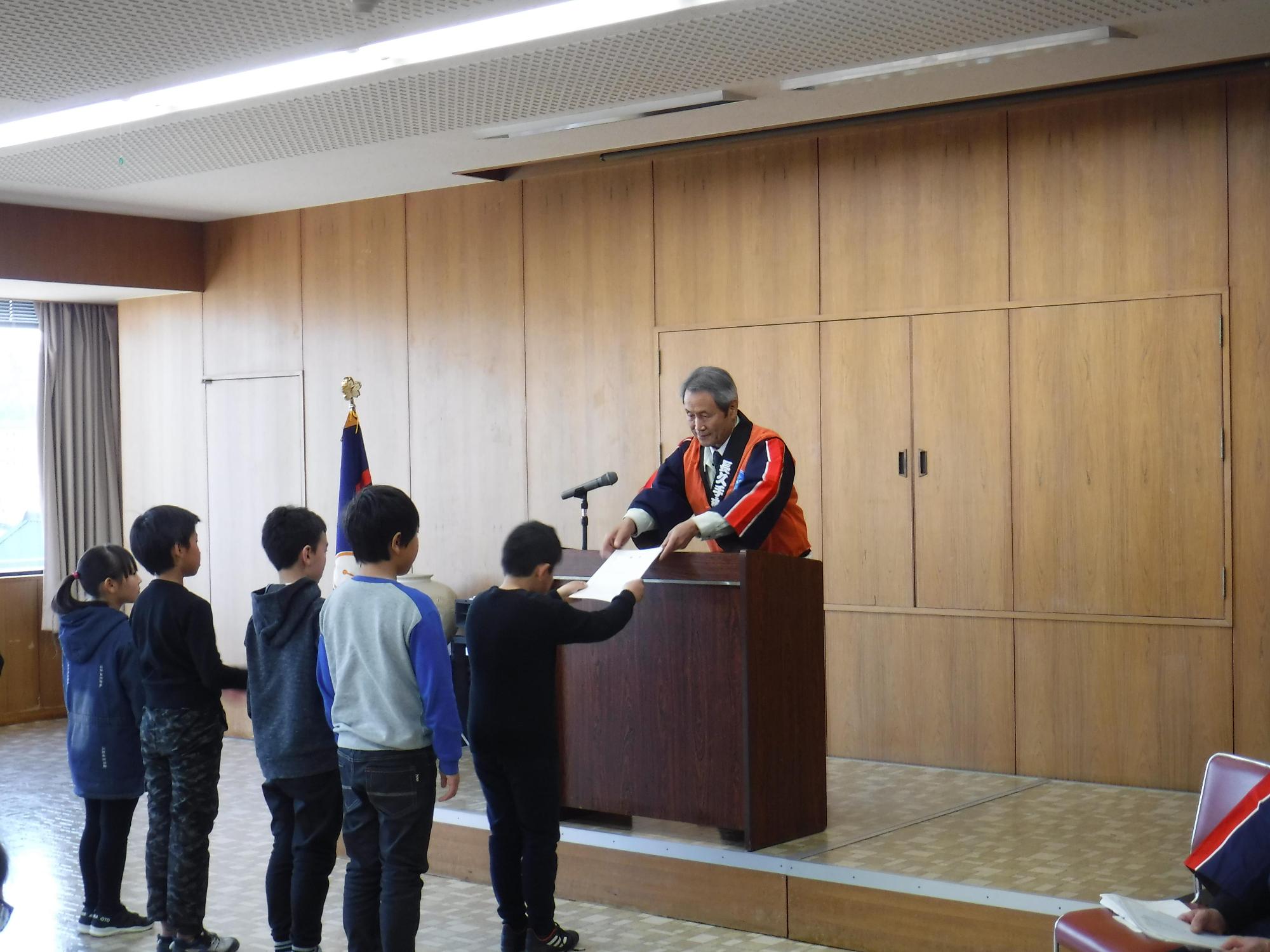 入退団式にて市長より辞令交付される子供たちの写真