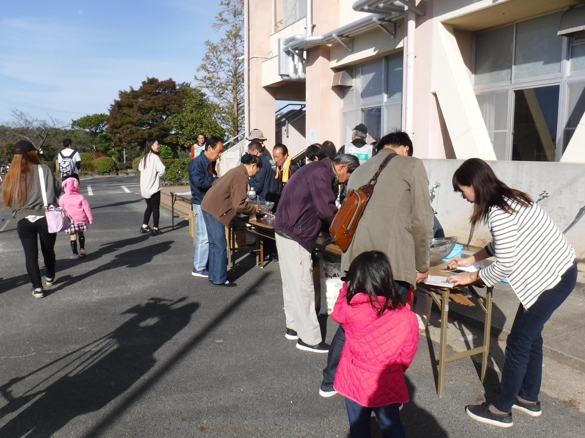 参加者が防災訓練の受付をしている写真
