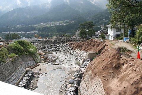 堤防が崩れた災害現場の写真