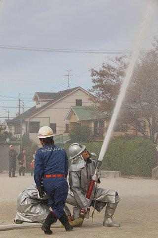 (南小)校庭にて消防署、消防団による放水訓練が行われている写真