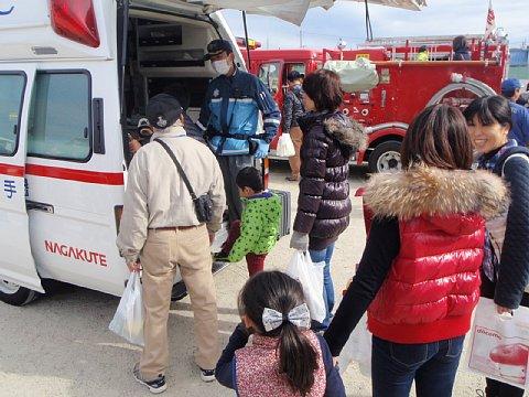 (長小)校庭にて救急車、消防車を見学する参加者たちの写真