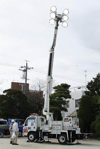 (長小)校庭にて照明が空に向かって高く上がっている照明車が展示されている写真