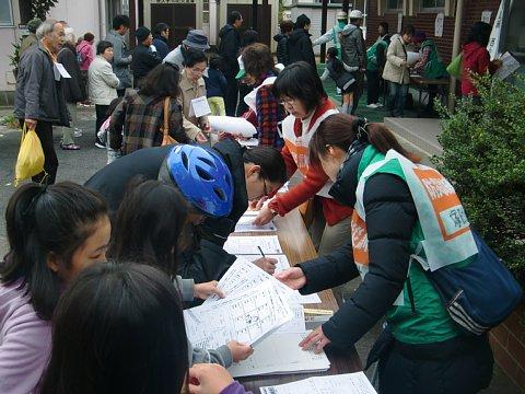 (西小)避難所受付が混み合っている写真