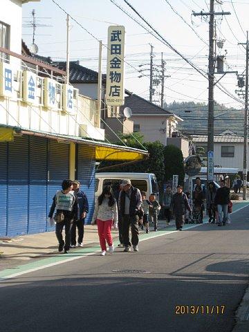 参加者たちが避難経路に沿って避難訓練をしている様子の写真
