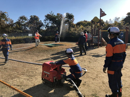 ちびっこ広場で放水訓練