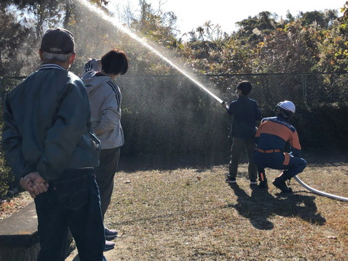 ちびっこ広場で放水訓練