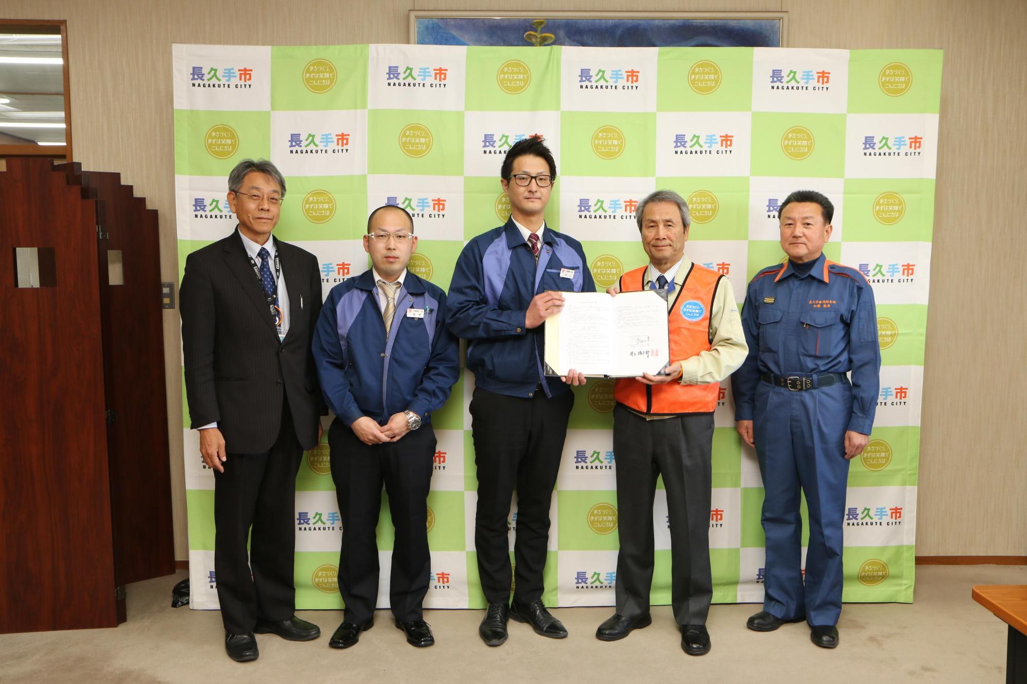 市長と太陽建機レンタル株式会社の方が一緒に協定書を持っており、両隣に関係者の方々が写っている写真
