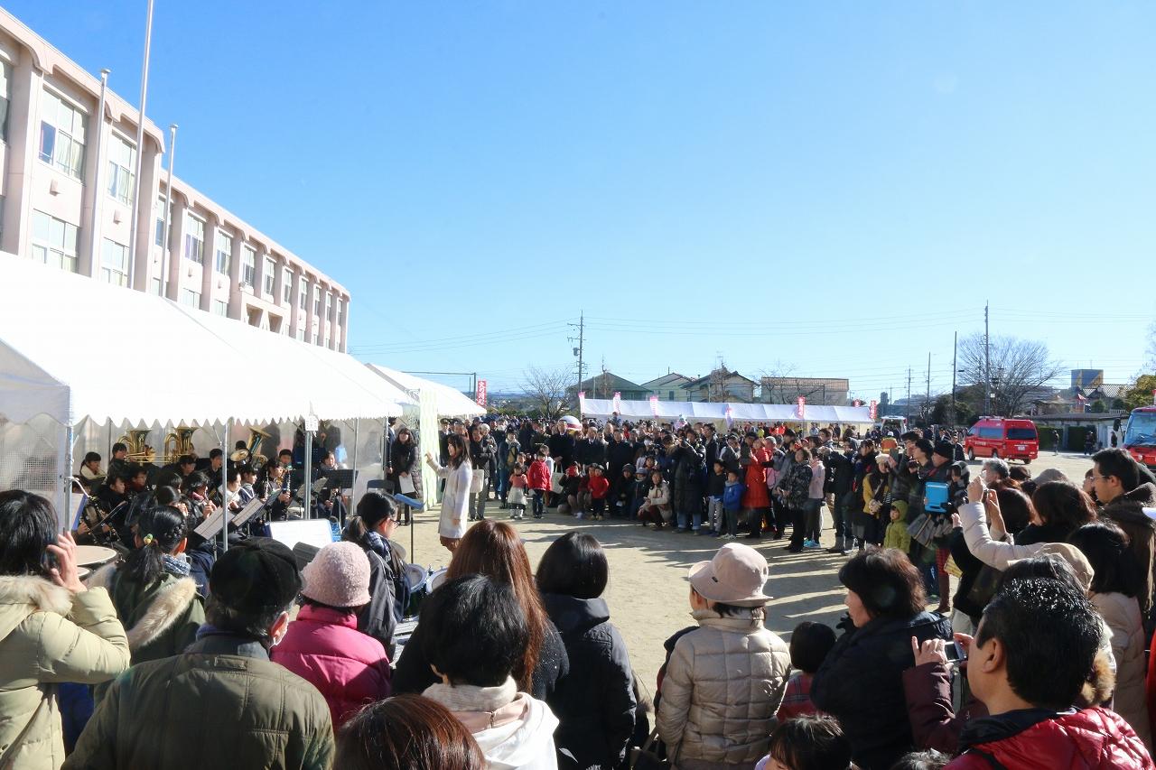 テントの中で行われている長久手中学校吹奏楽部演奏の演奏をたくさんの観客が聴いている写真