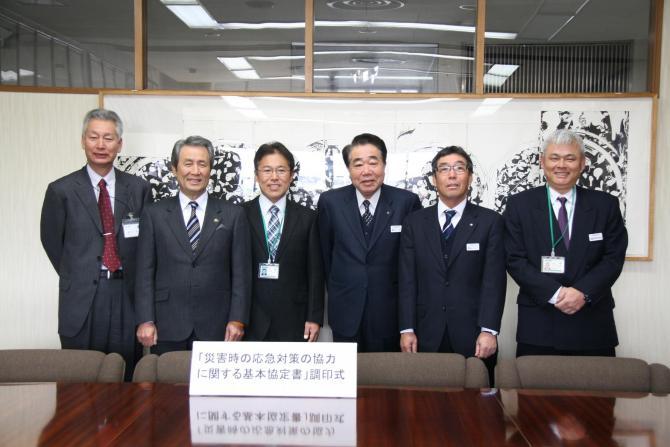 調印式に出席した市長と関係者5名の写真