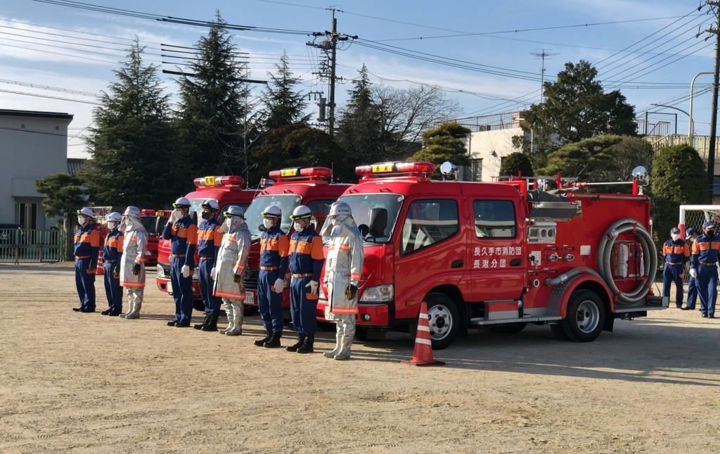 一斉放水で出場報告をする団員