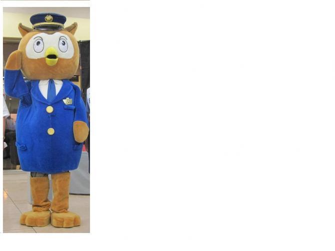 フクロウの着ぐるみが警官服を着て敬礼してる写真