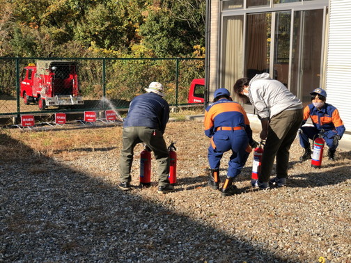 水消火器による初期消火訓練