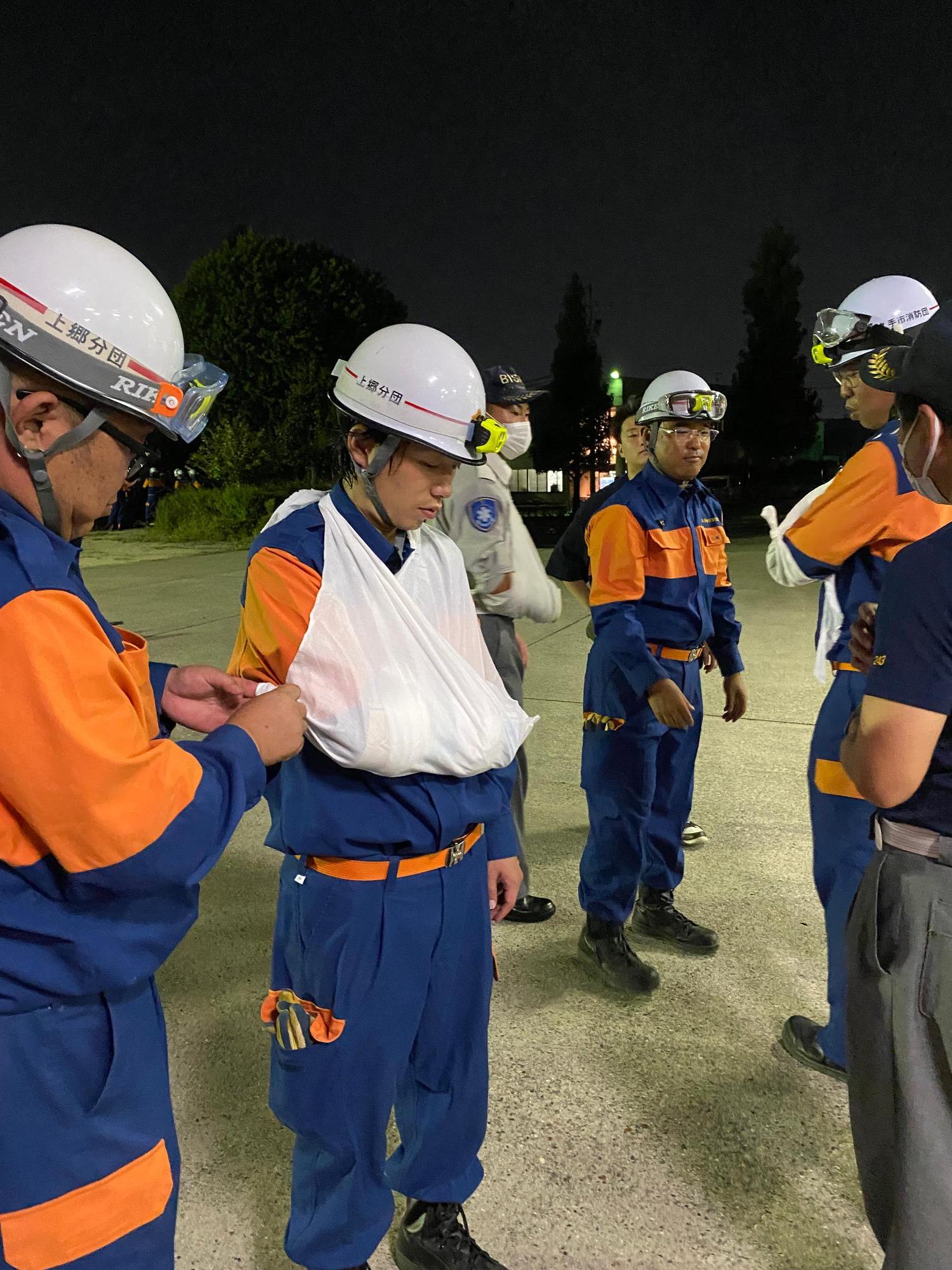 三角巾固定実施中