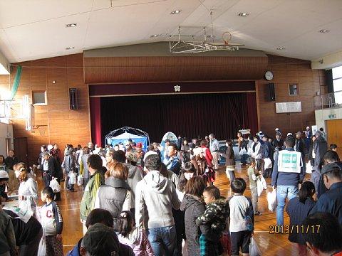 大勢の避難訓練に参加した住民が、体育館内に密集している様子の写真