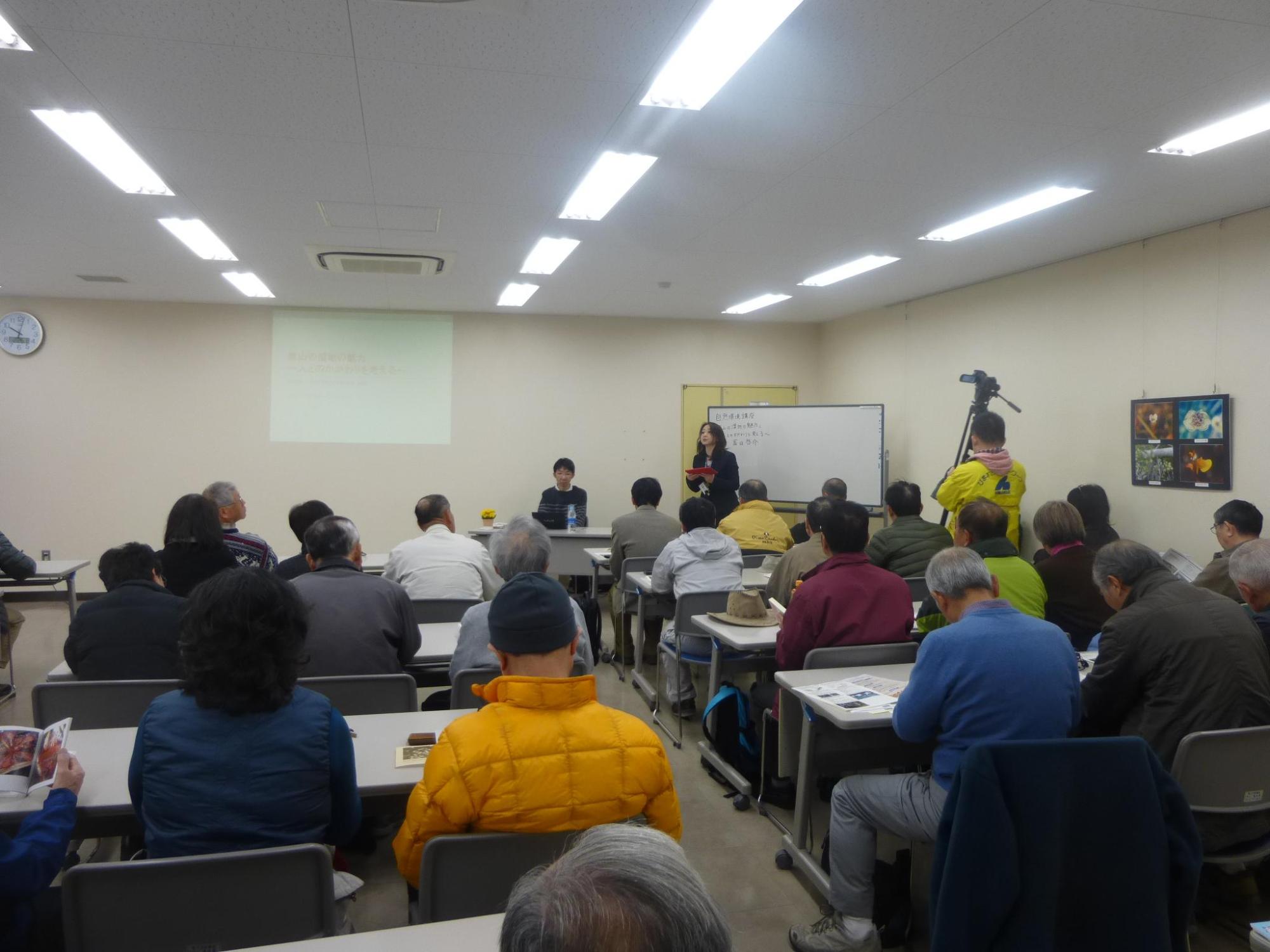 環境学習講座に参加している人達を部屋の後方から全体を写した写真
