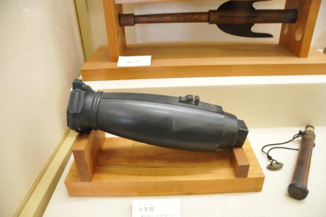 黒色を下ミサイルのような形をした火矢筒の写真