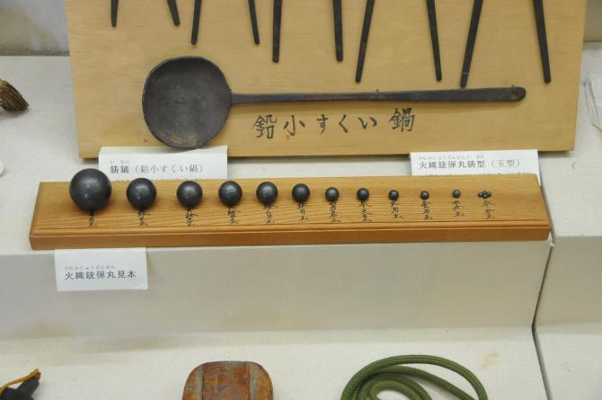 それぞれ大きさの違う弾丸が12個展示されてある火縄銃弾丸の写真