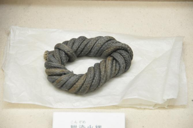数本の縄がねじられて輪になっている紺染火縄の写真