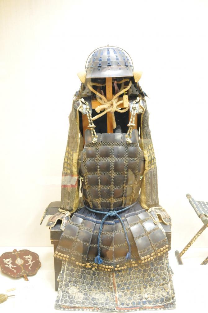 座った状態で展示されてある鎧の写真