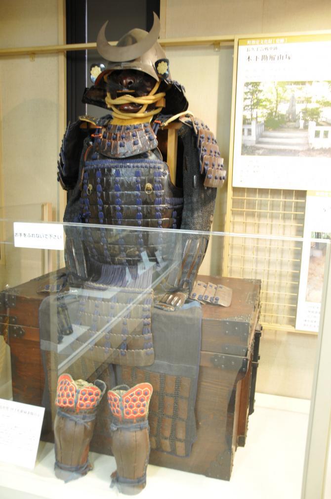 兜の部分に月の形の前立が付いている突盔形兜・伊予札紺絲素縣具足の写真
