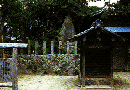 塚と祠が建てられいる首塚の写真