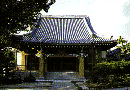 大きなお堂の建つ教圓寺の写真